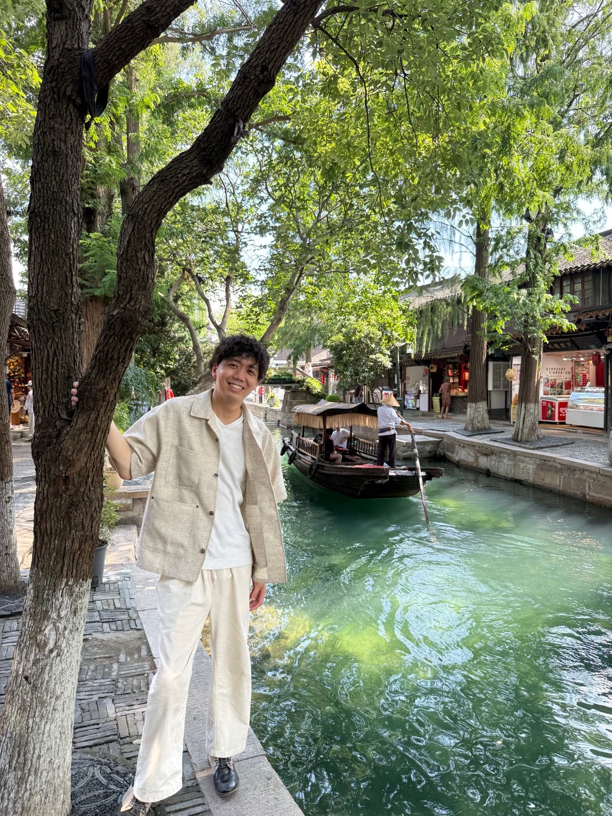 中国の水郷の運河沿いで